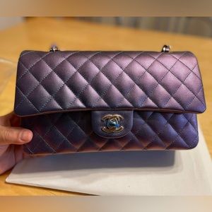 🆕 Chanel 22P Medium Caviar Classic Double Flap Iridescent Dark Blue with GHW